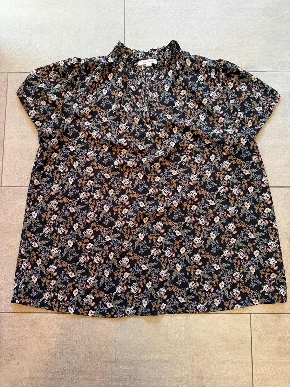 Floral Short-Sleeve Blouse: Black Floral w fun ruffle neck details & v front 🌸